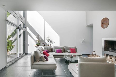 Maison contemporaine avec grand jardin et piscine