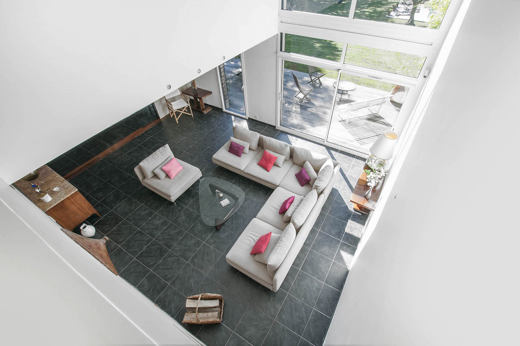Maison contemporaine avec grand jardin et piscine