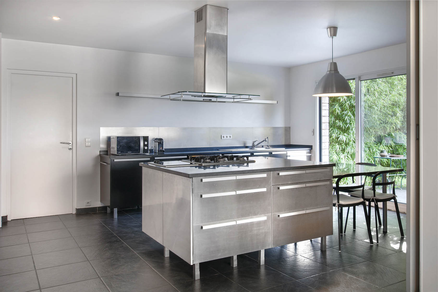 Maison contemporaine avec grand jardin et piscine