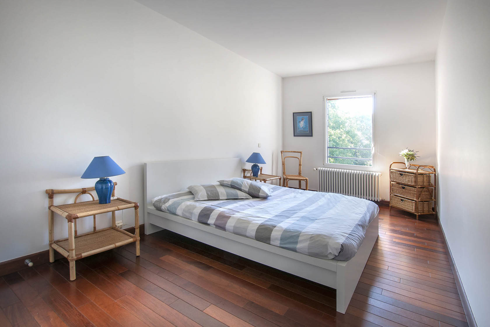 Maison contemporaine avec grand jardin et piscine