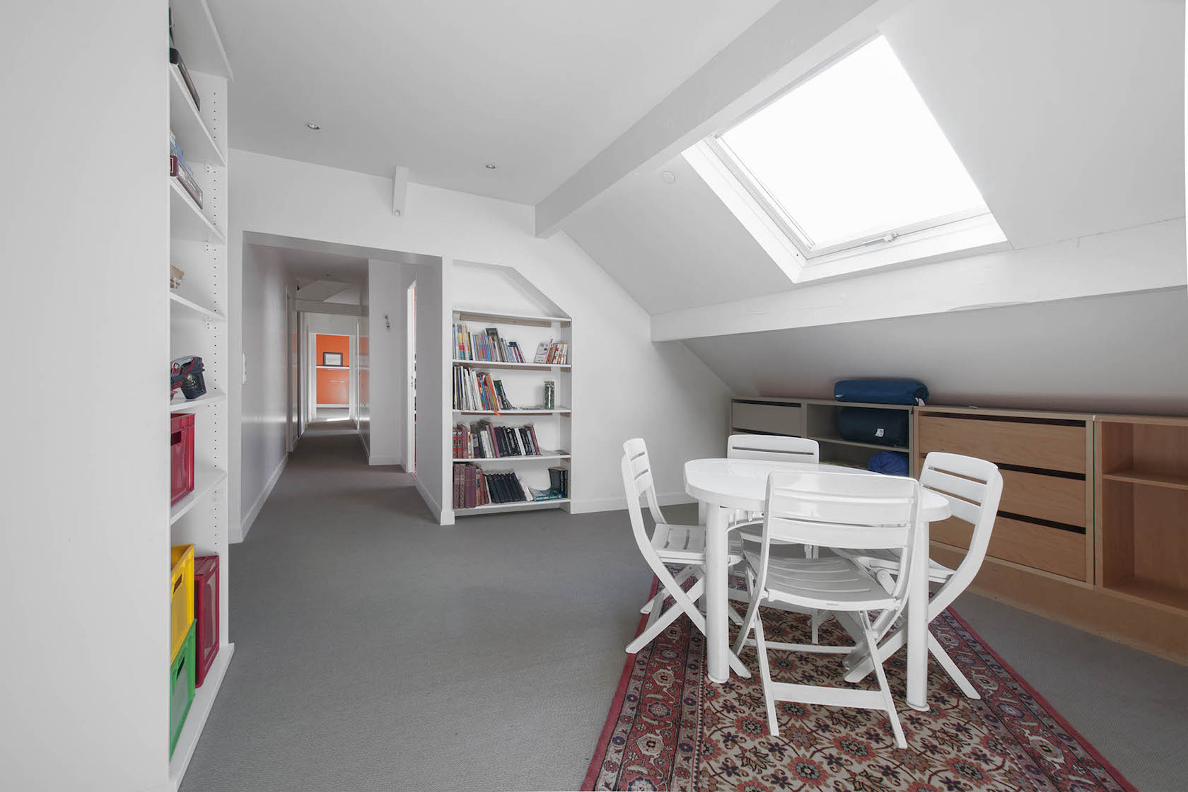Maison contemporaine avec grand jardin et piscine