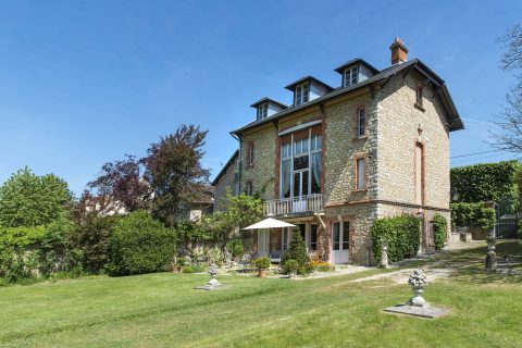 Large bourgeois house with garden