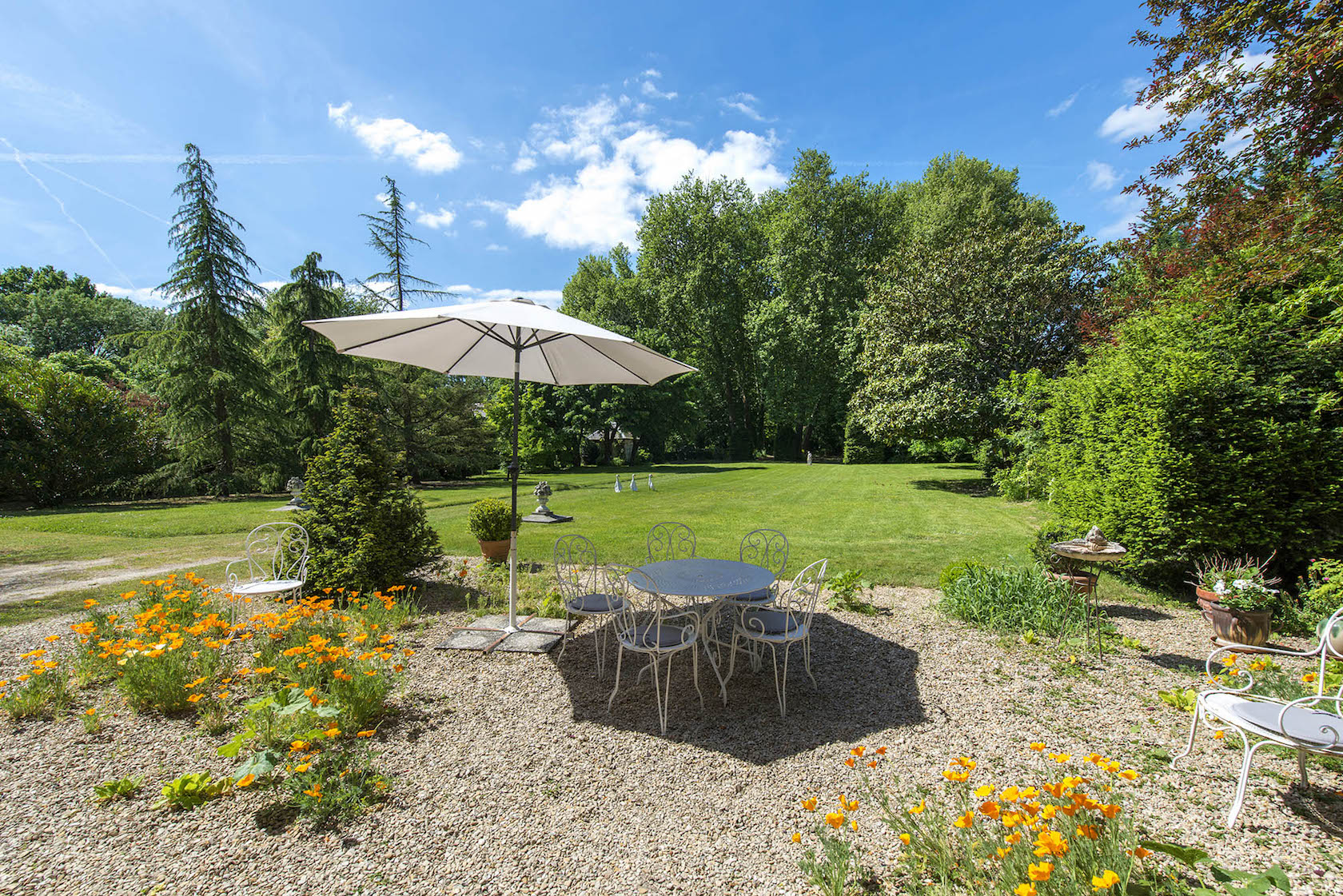 Large bourgeois house with garden