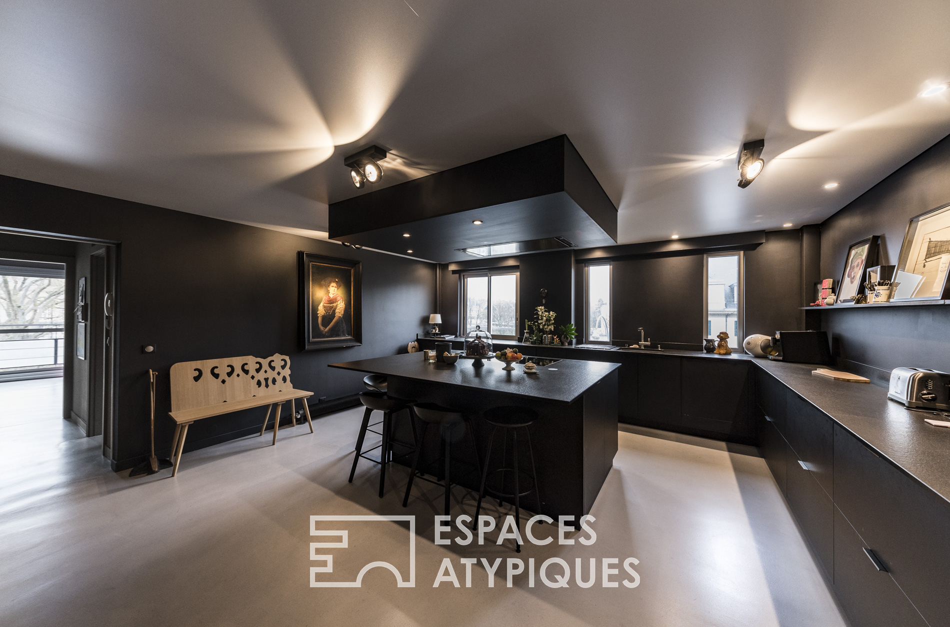 Prestigious contemporary apartment