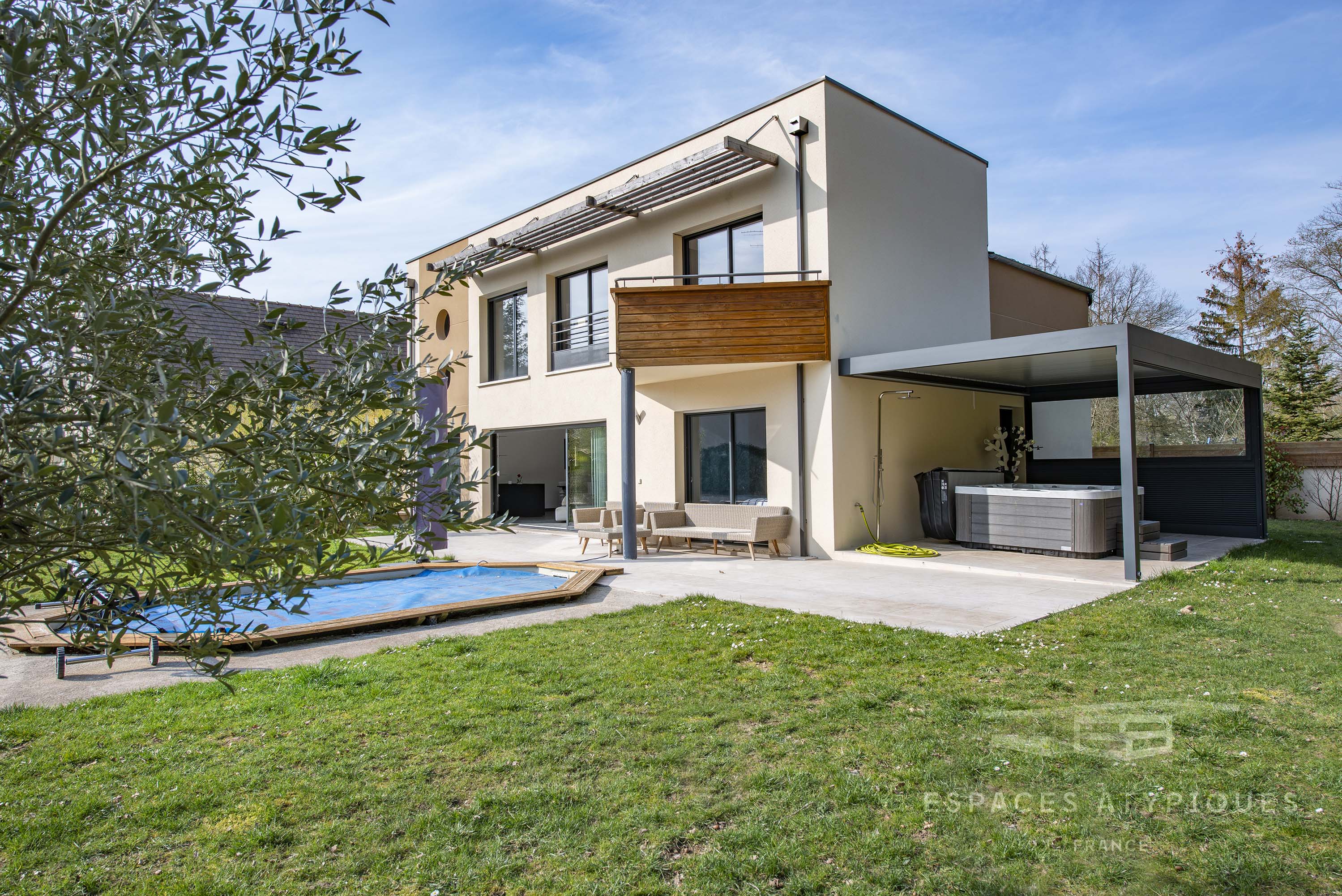 Contemporary architect house with pool