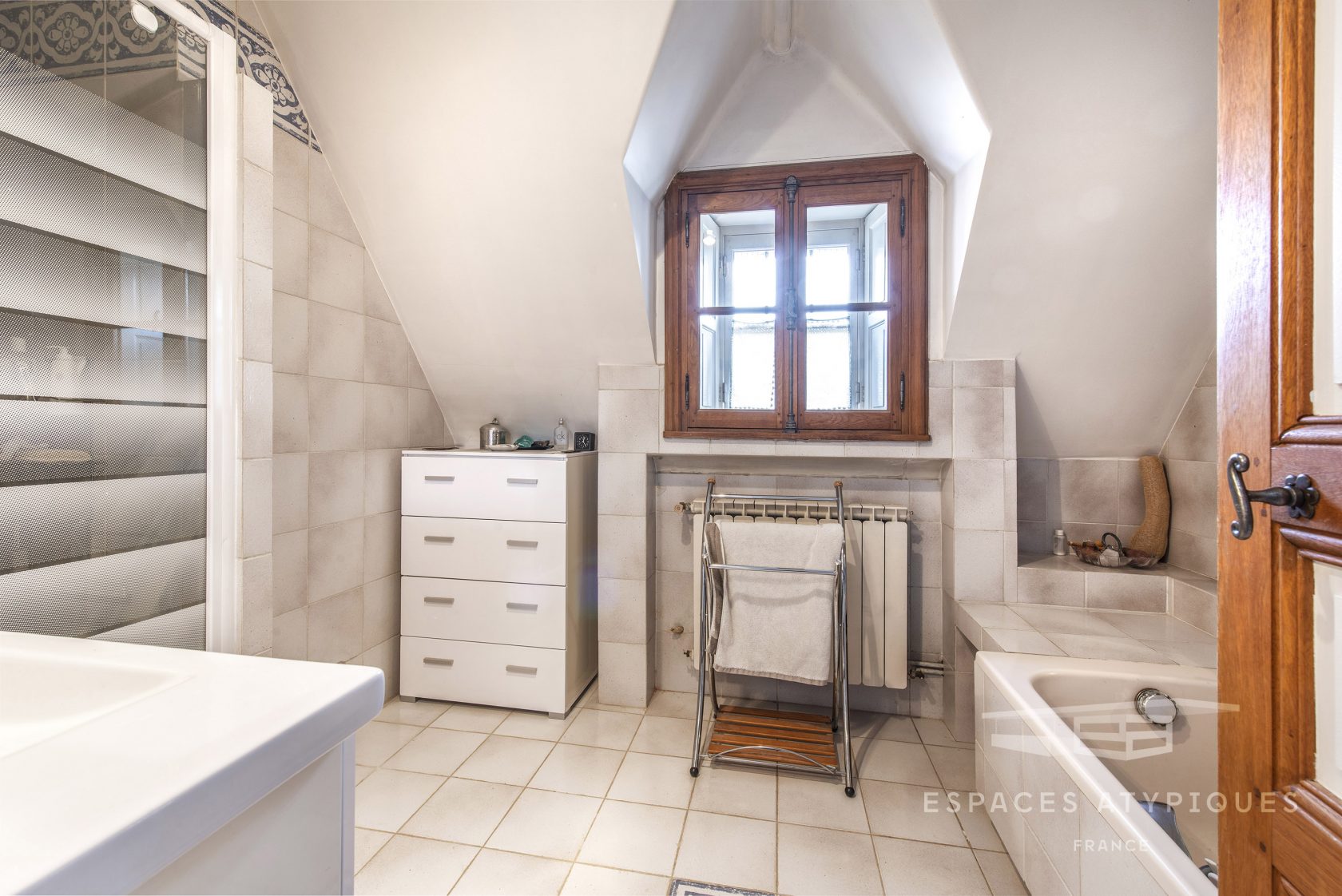 Belle maison en pierres avec jardin et piscine