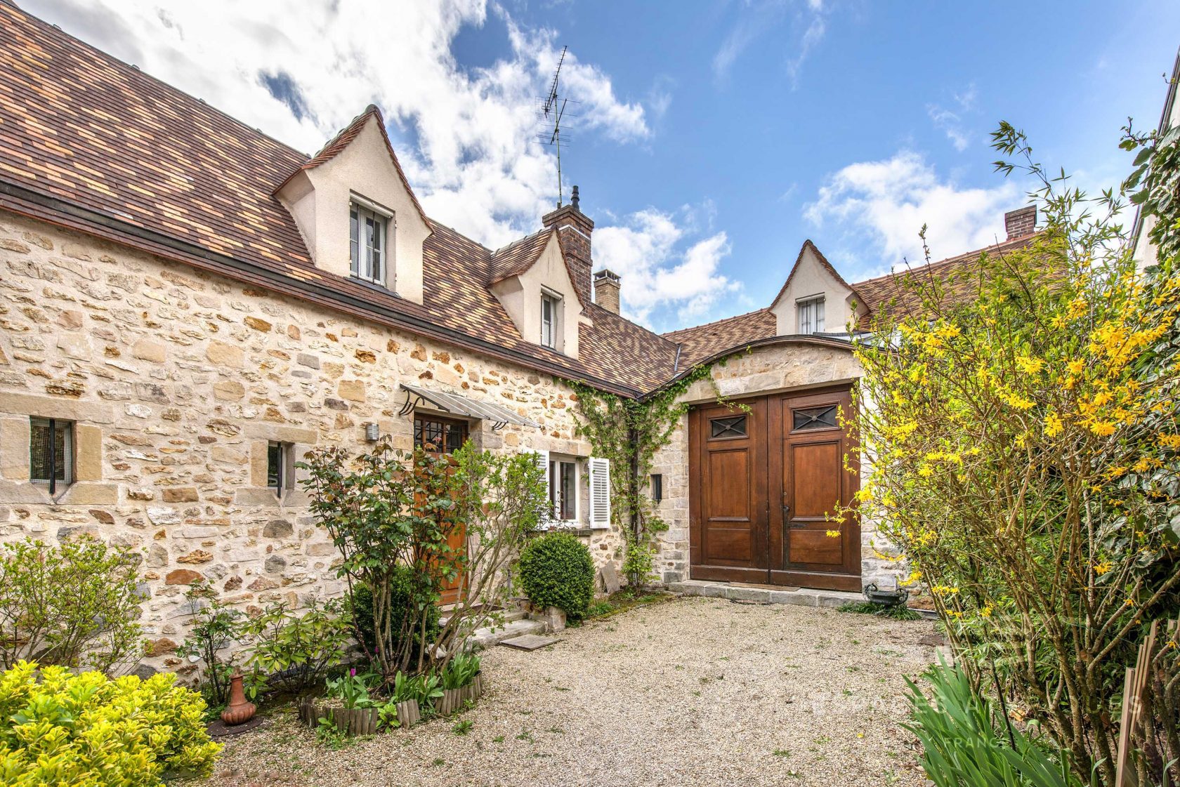 Belle maison en pierres avec jardin et piscine