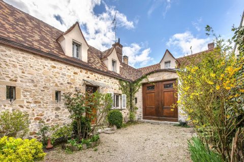 Belle maison en pierres avec jardin et piscine