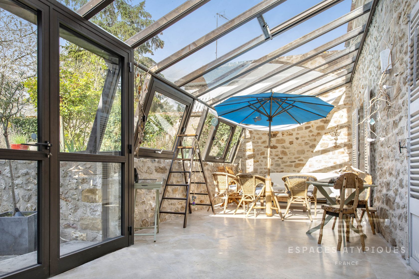 Belle maison en pierres avec jardin et piscine
