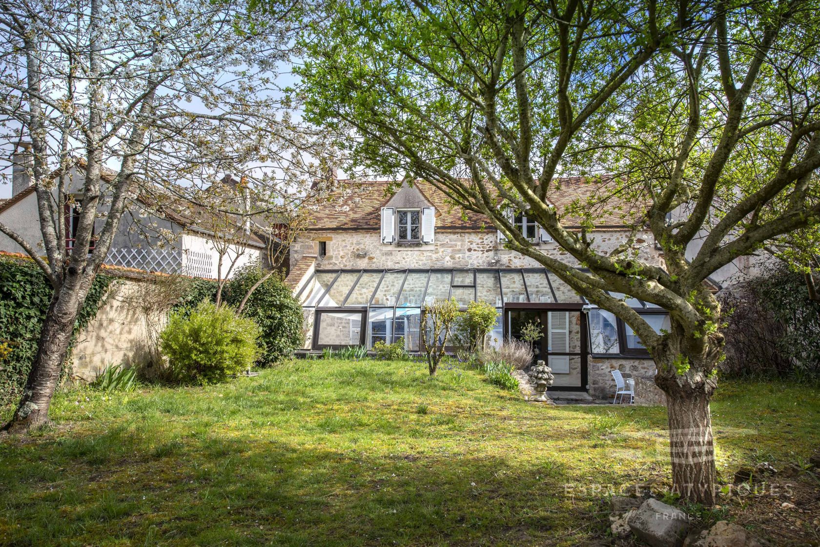 Belle maison en pierres avec jardin et piscine