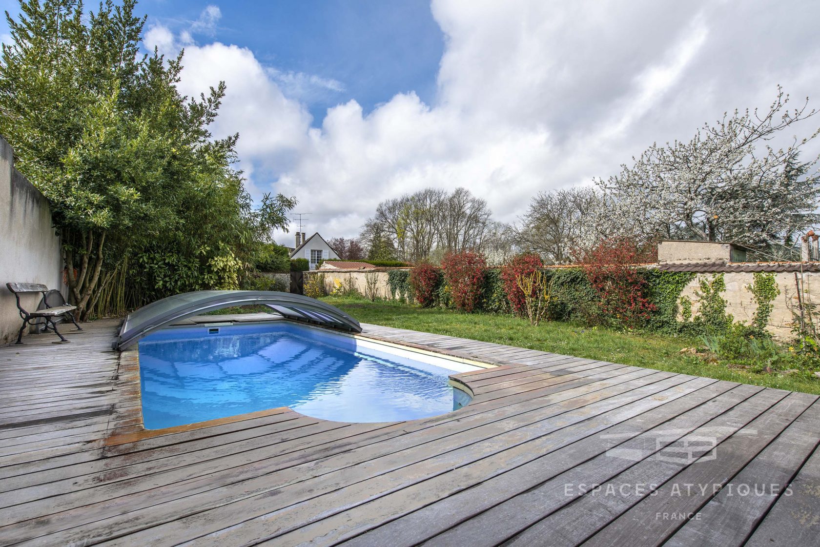 Belle maison en pierres avec jardin et piscine