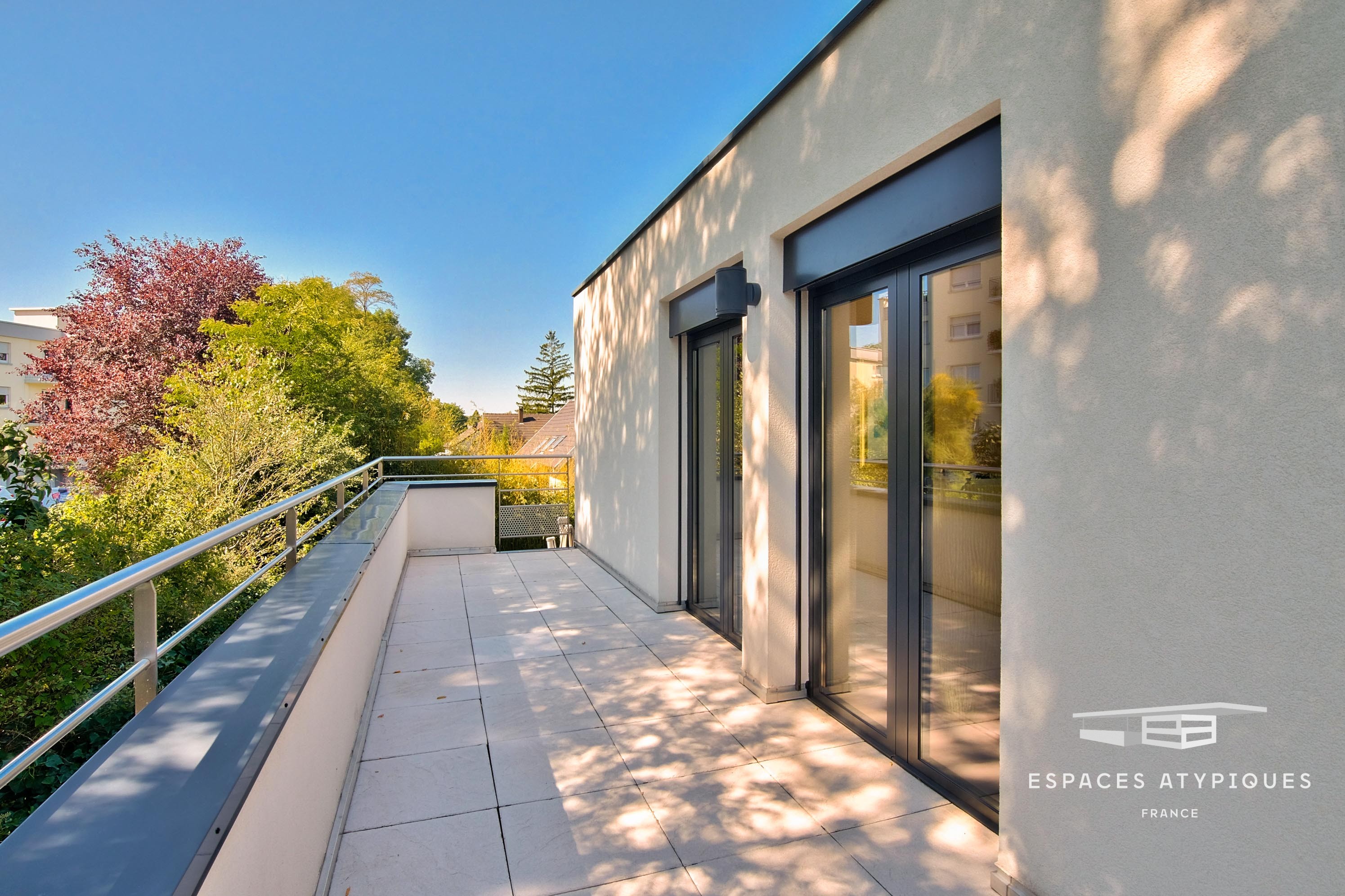 Villa contemporaine et sa piscine intérieure