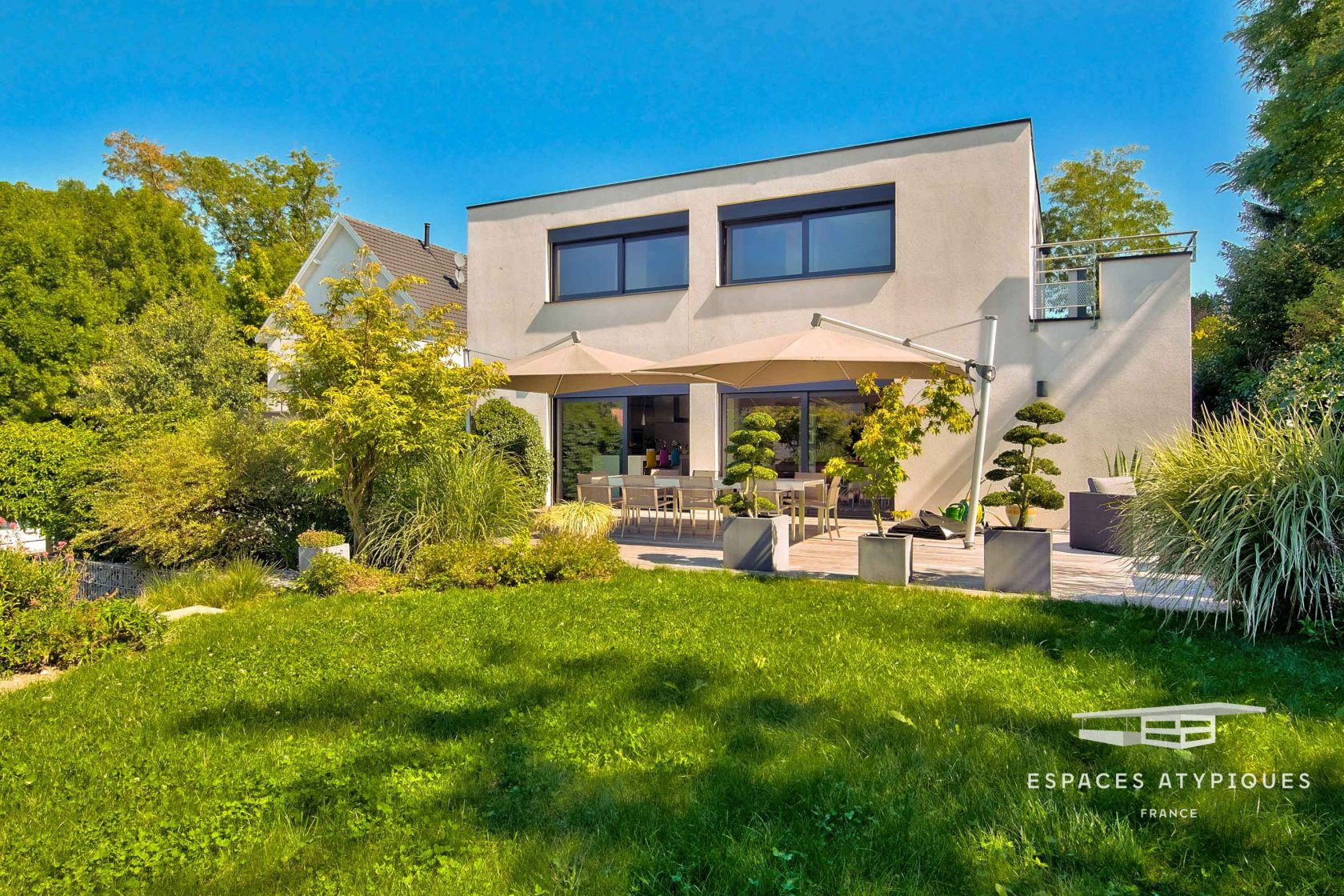 Villa contemporaine et sa piscine intérieure