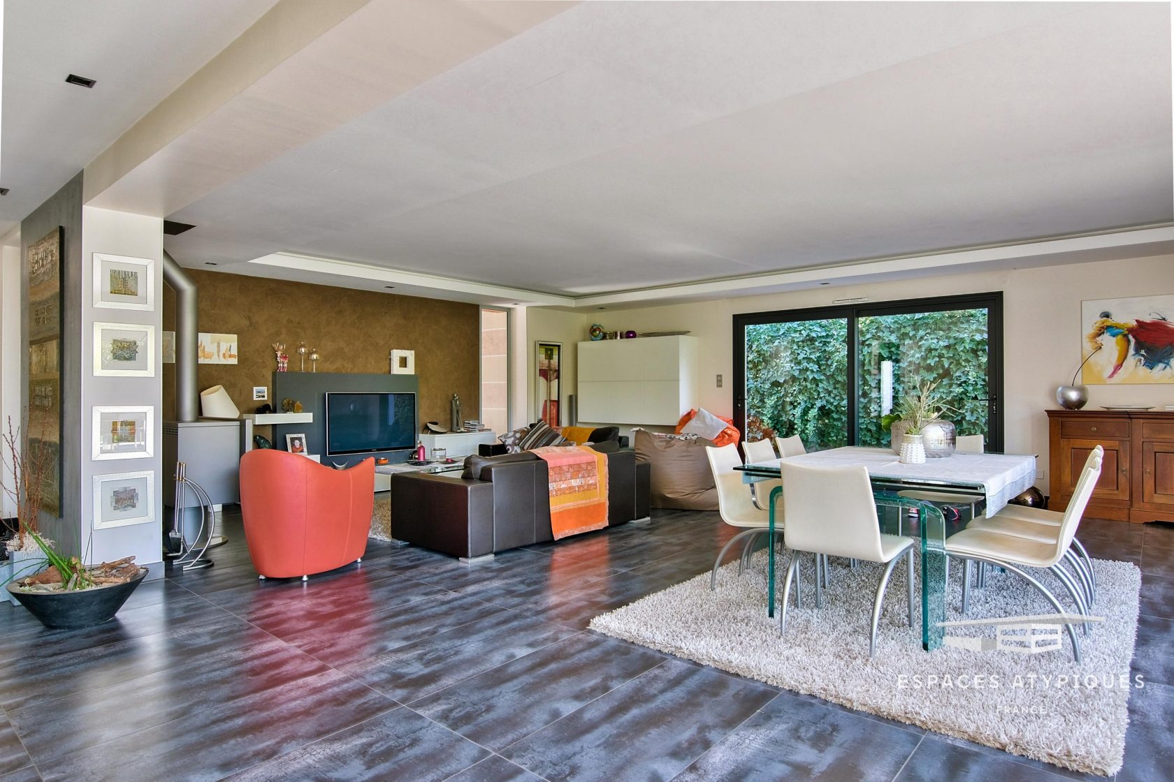 Contemporary villa and indoor pool