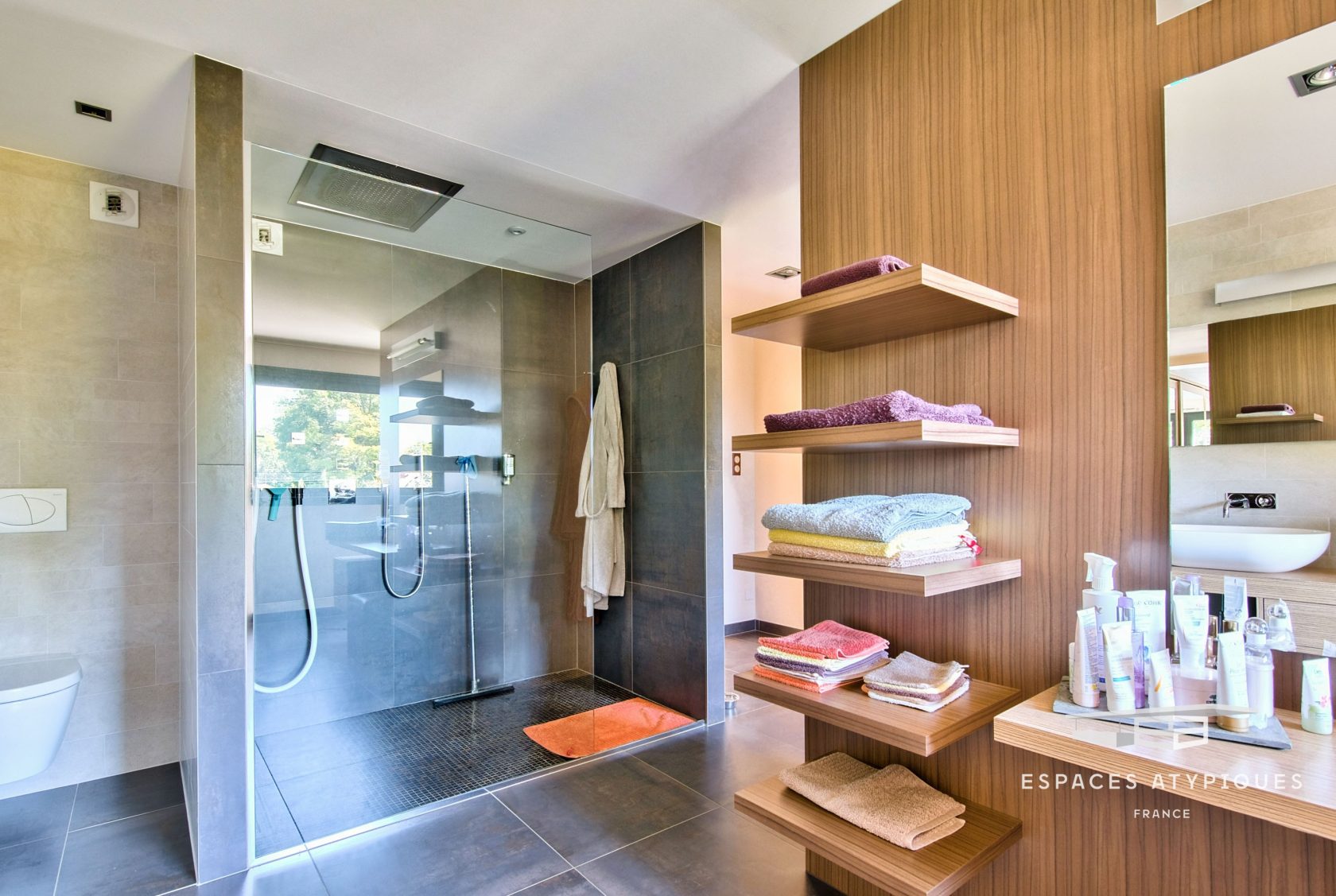 Contemporary villa and indoor pool