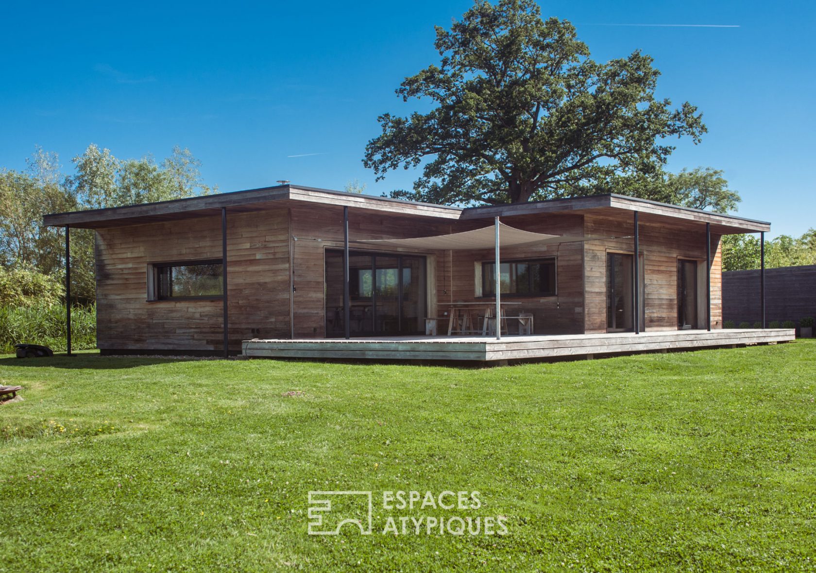 Maison bioclimatique avec étang