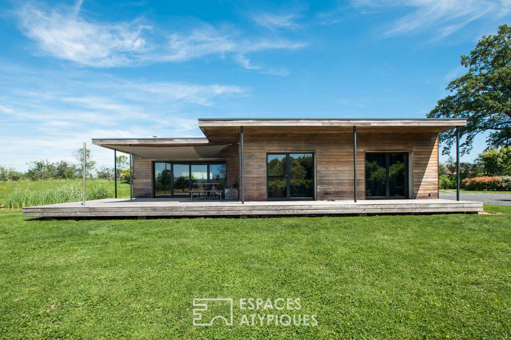 Maison bioclimatique avec étang