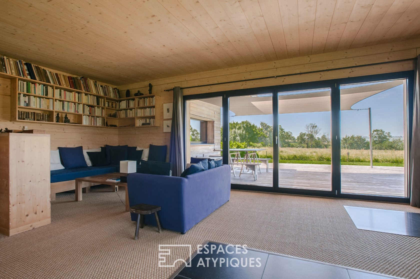 Maison bioclimatique avec étang