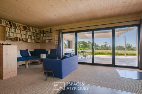 Maison bioclimatique avec étang