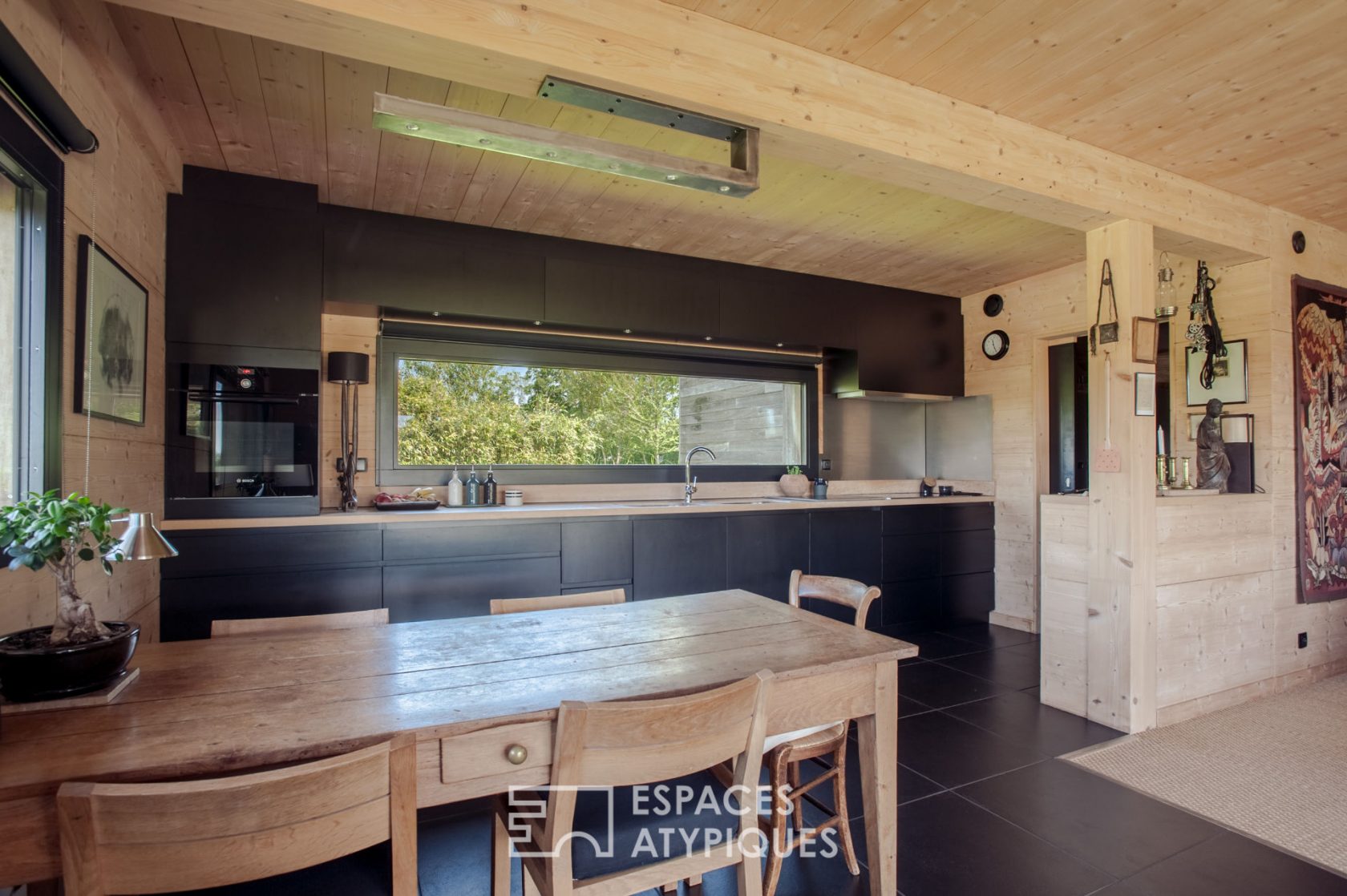 Maison bioclimatique avec étang