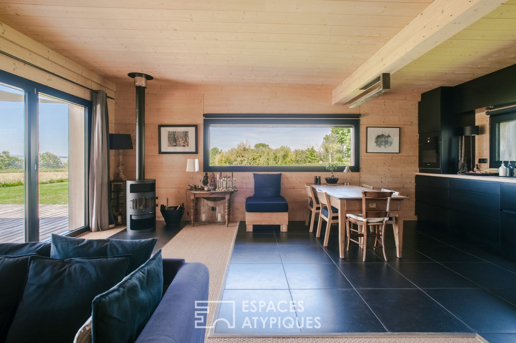 Maison bioclimatique avec étang