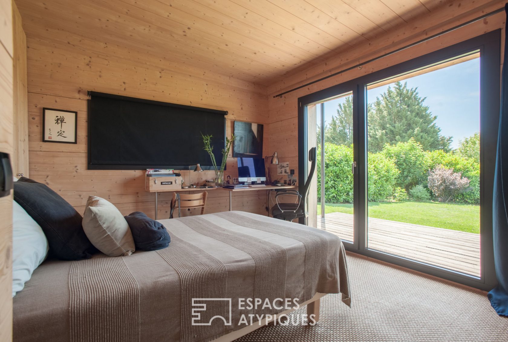 Maison bioclimatique avec étang