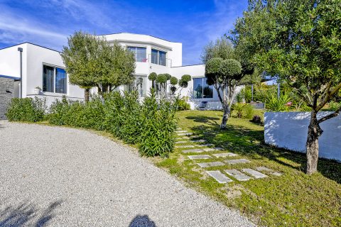 Villa contemporaine de caractère dans son écrin végétal