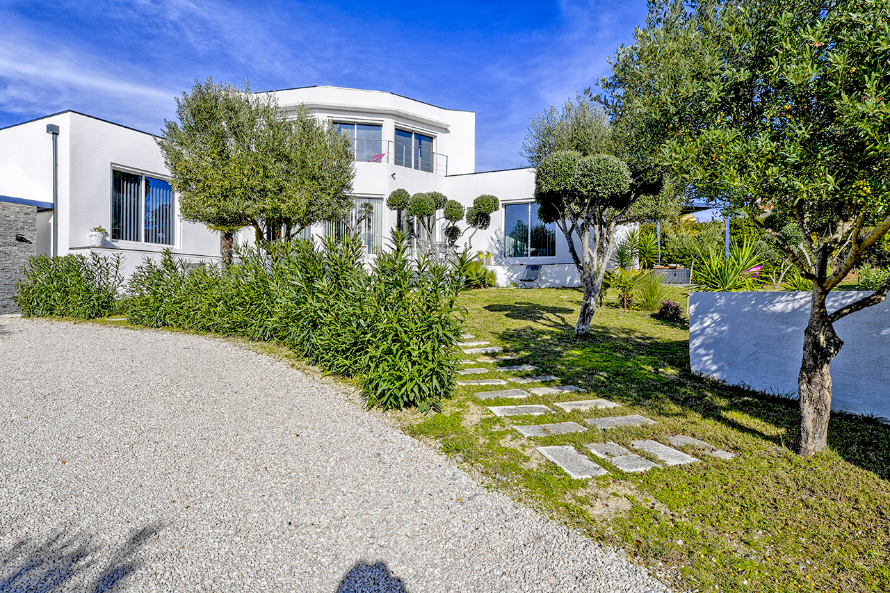 Villa contemporaine de caractère dans son écrin végétal