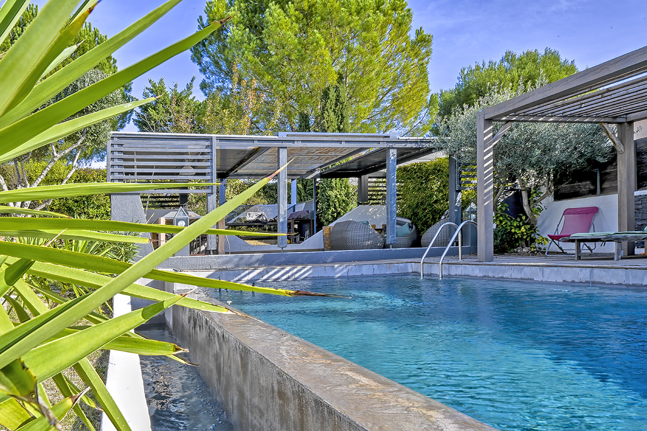Villa contemporaine de caractère dans son écrin végétal
