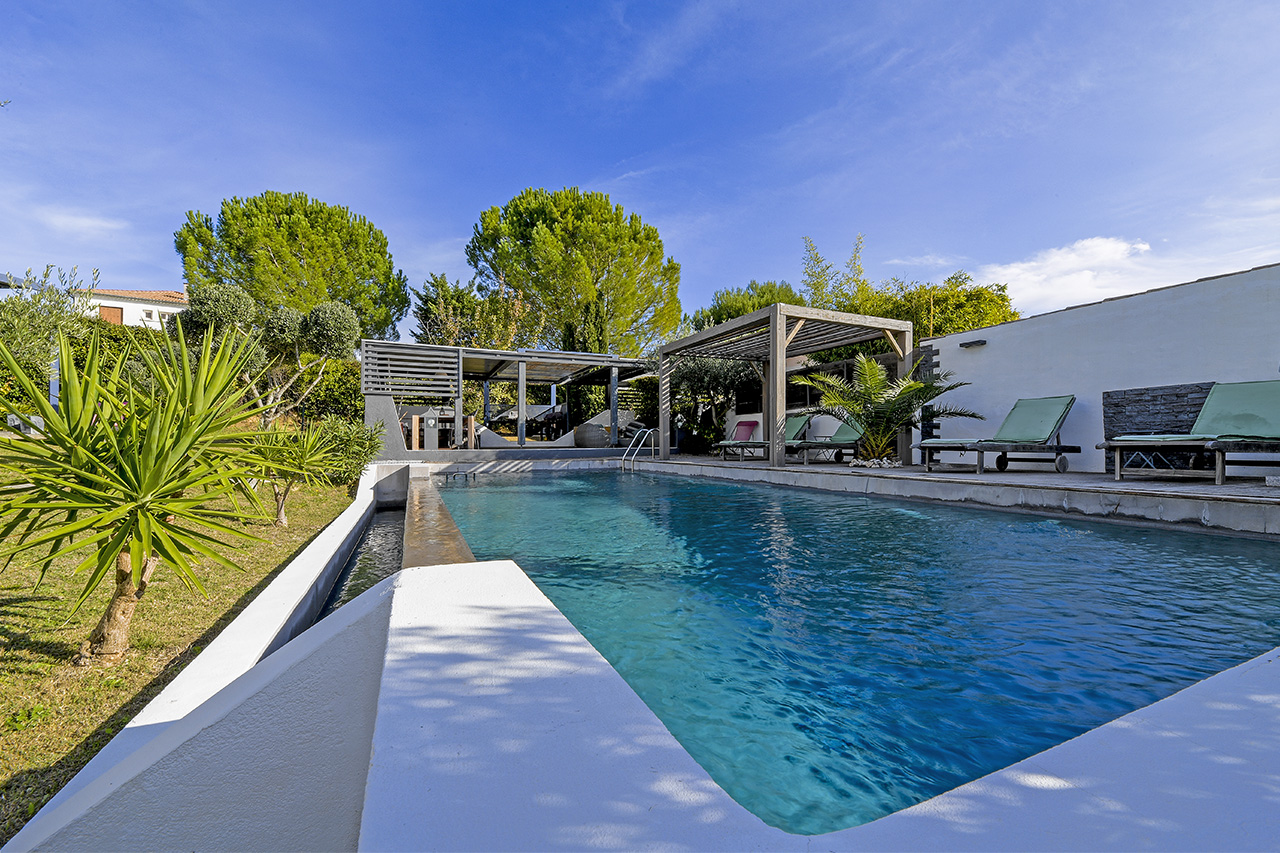 Villa contemporaine de caractère dans son écrin végétal