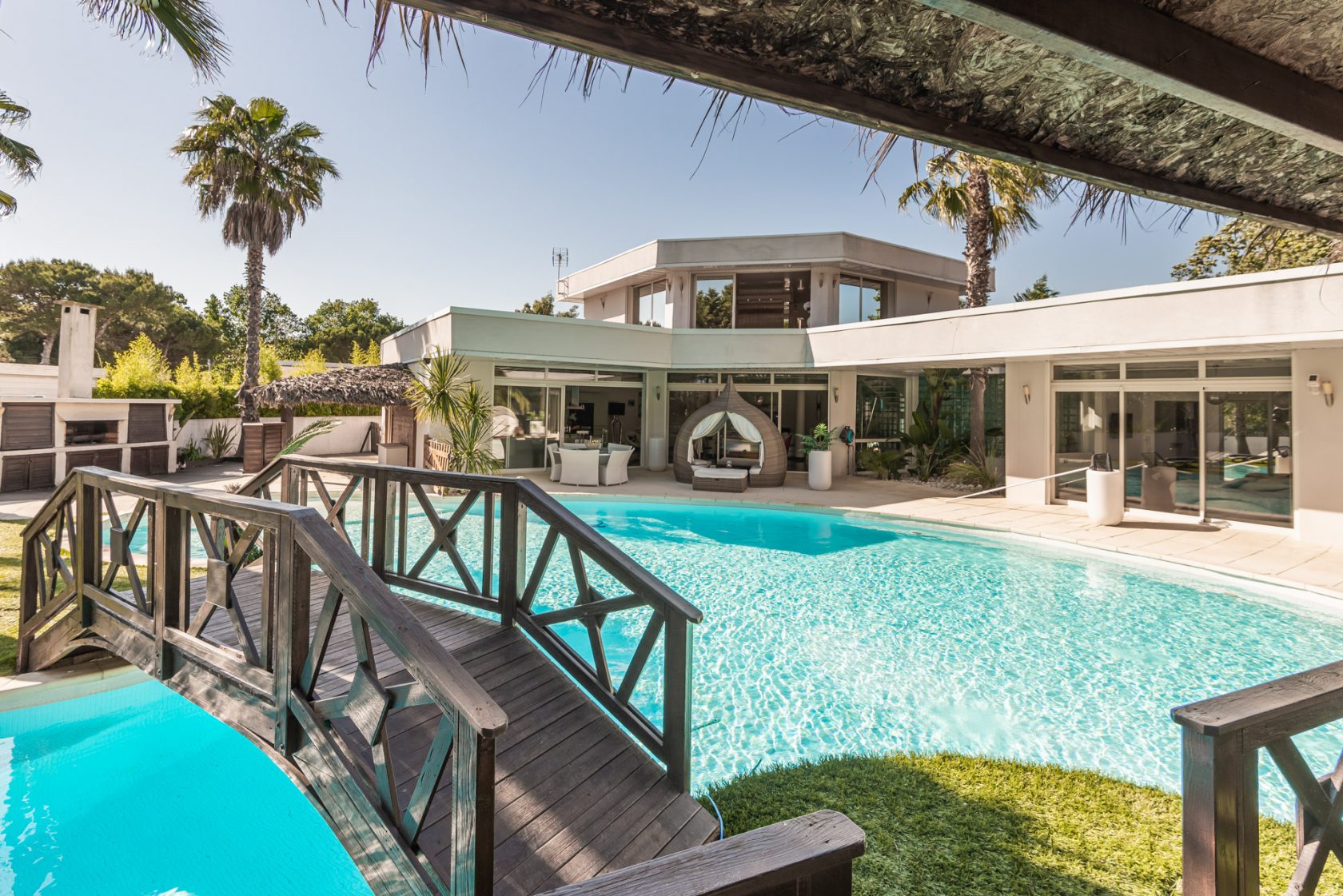 Superb contemporary a few meters from the beaches