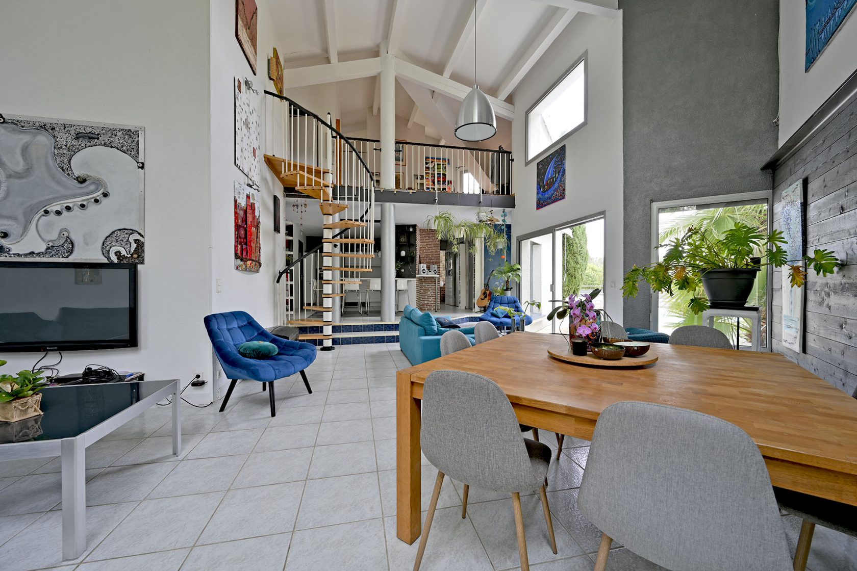 Villa with cathedral living room on the heights