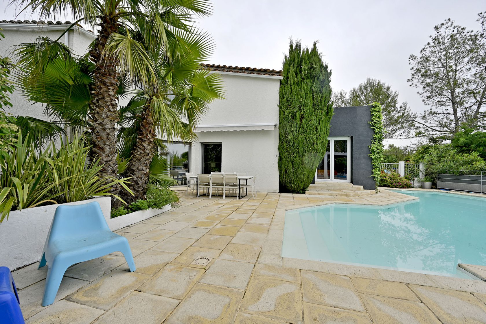 Villa with cathedral living room on the heights