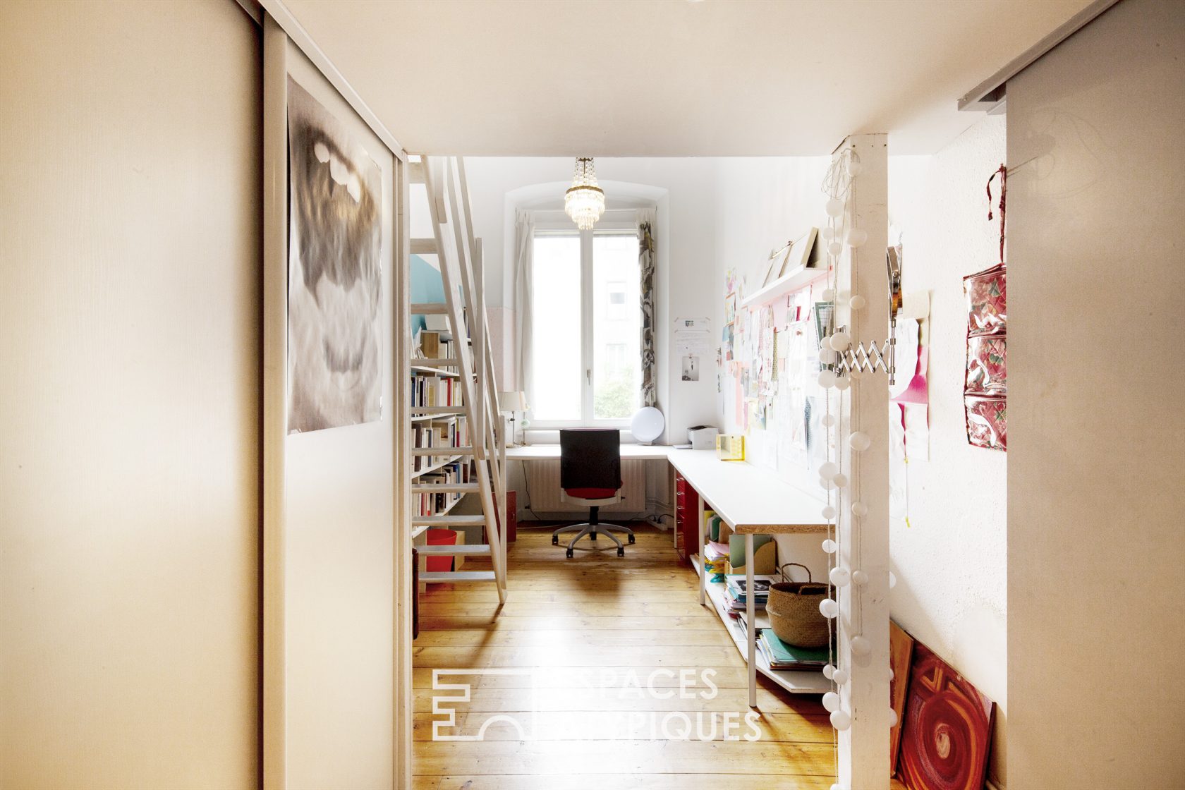 Bourgeois apartment with high ceilings