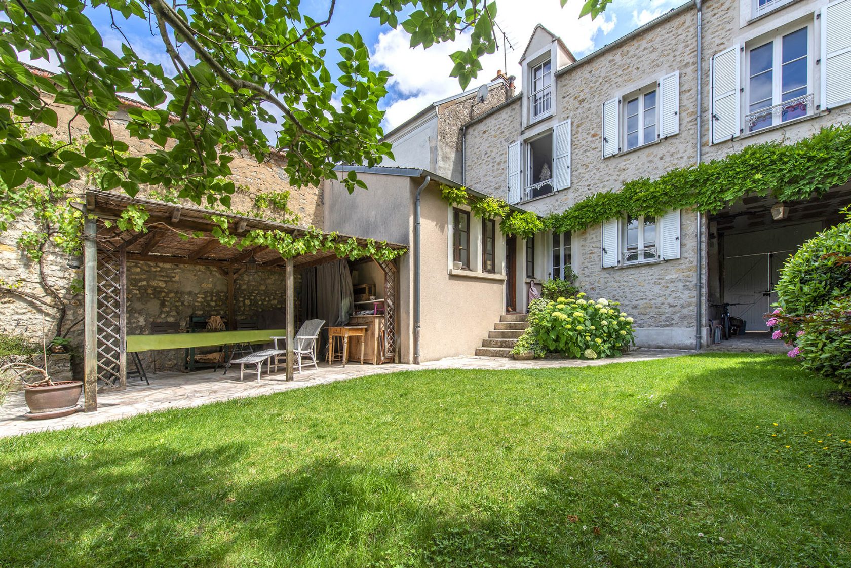 Town house with outbuilding and enclosed garden