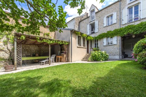 Town house with outbuilding and enclosed garden
