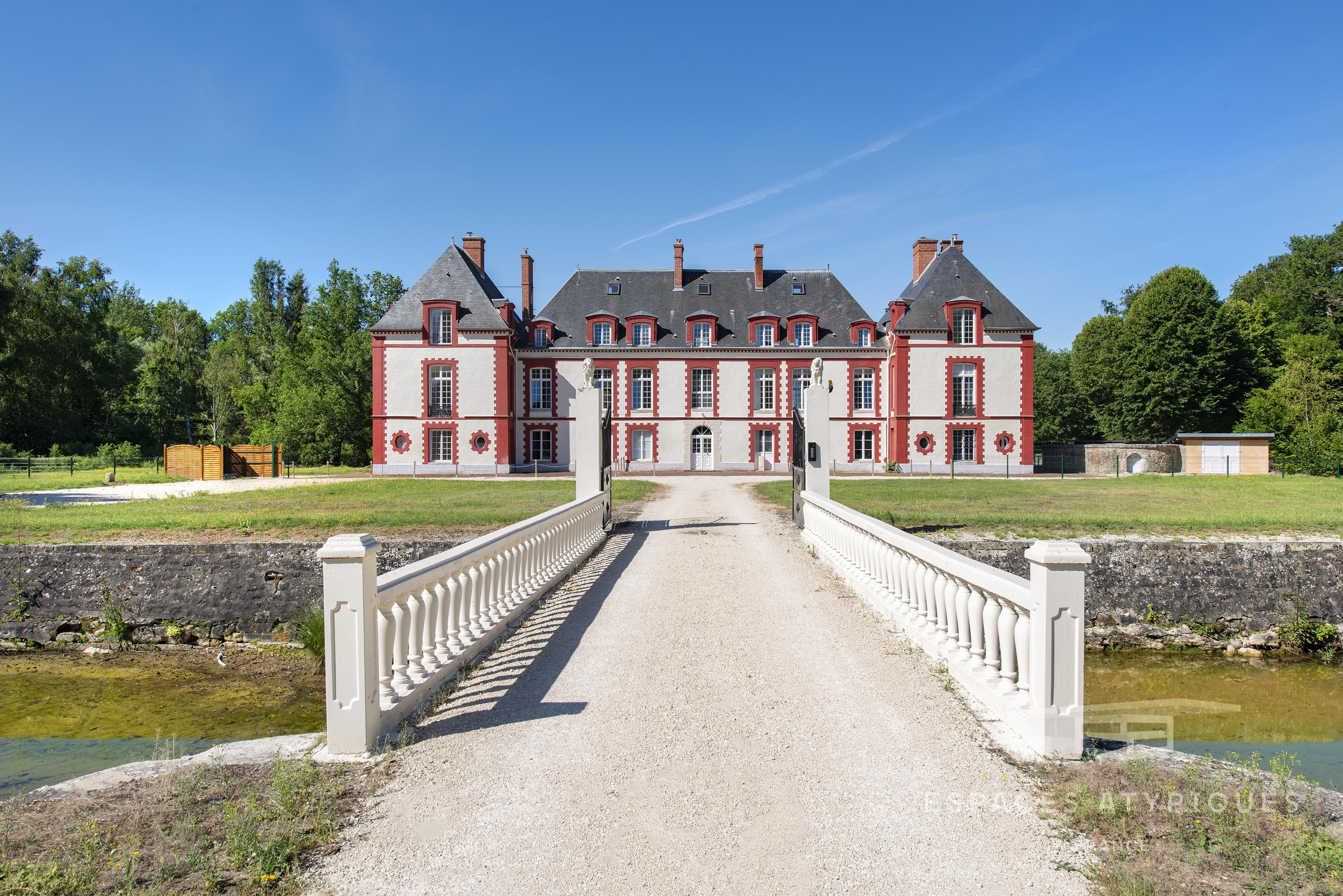 Apartment with private garden in a castle