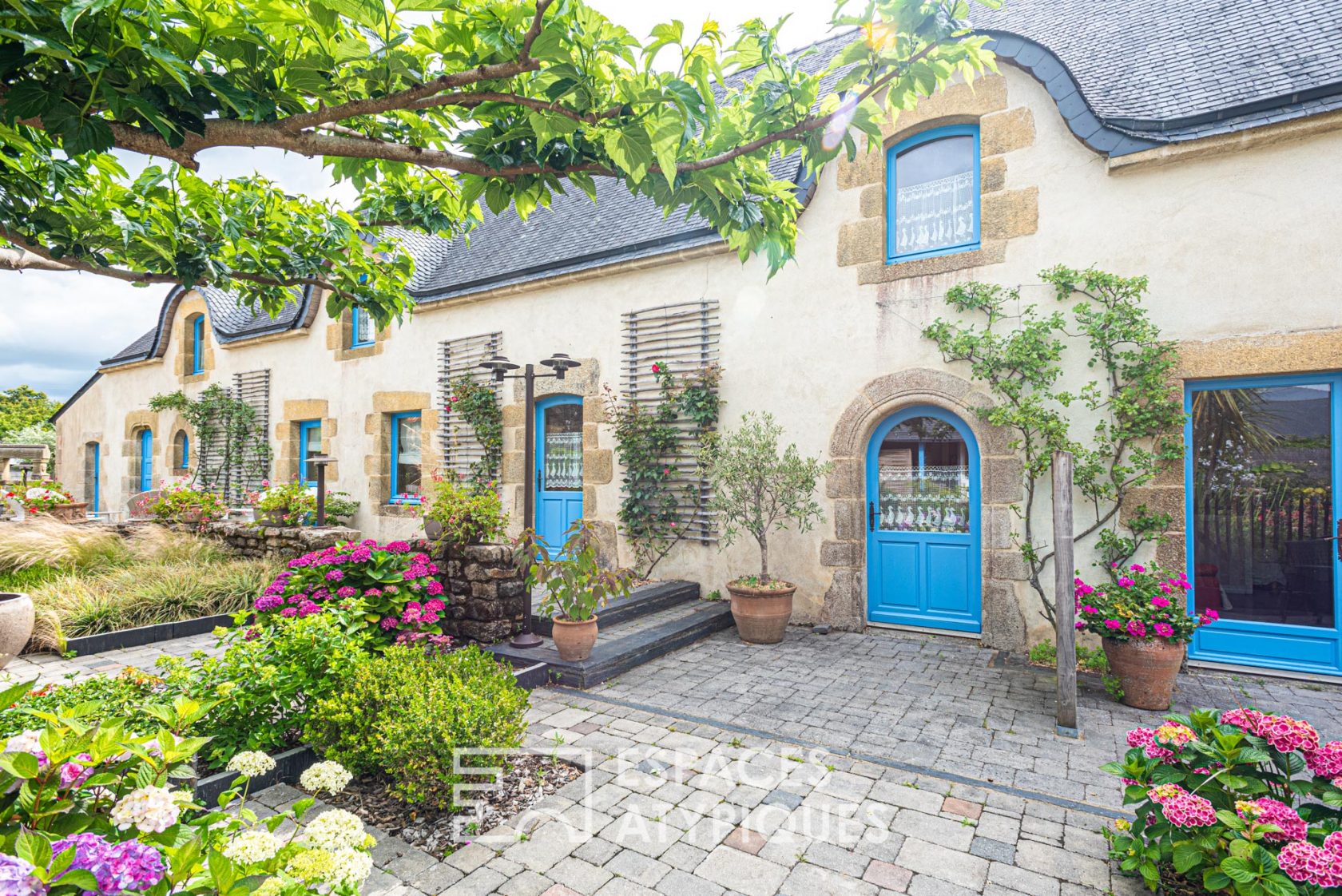 18th century property consisting of a renovated longhouse and cottages