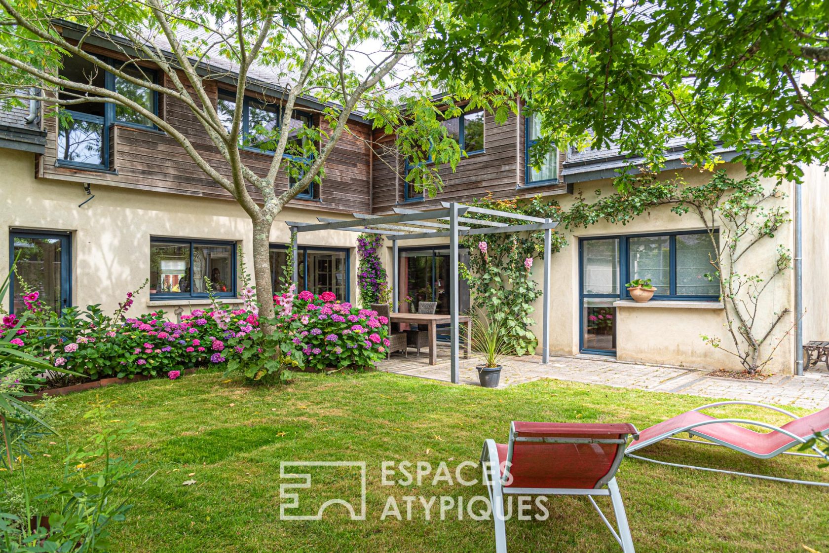 18th century property consisting of a renovated longhouse and cottages