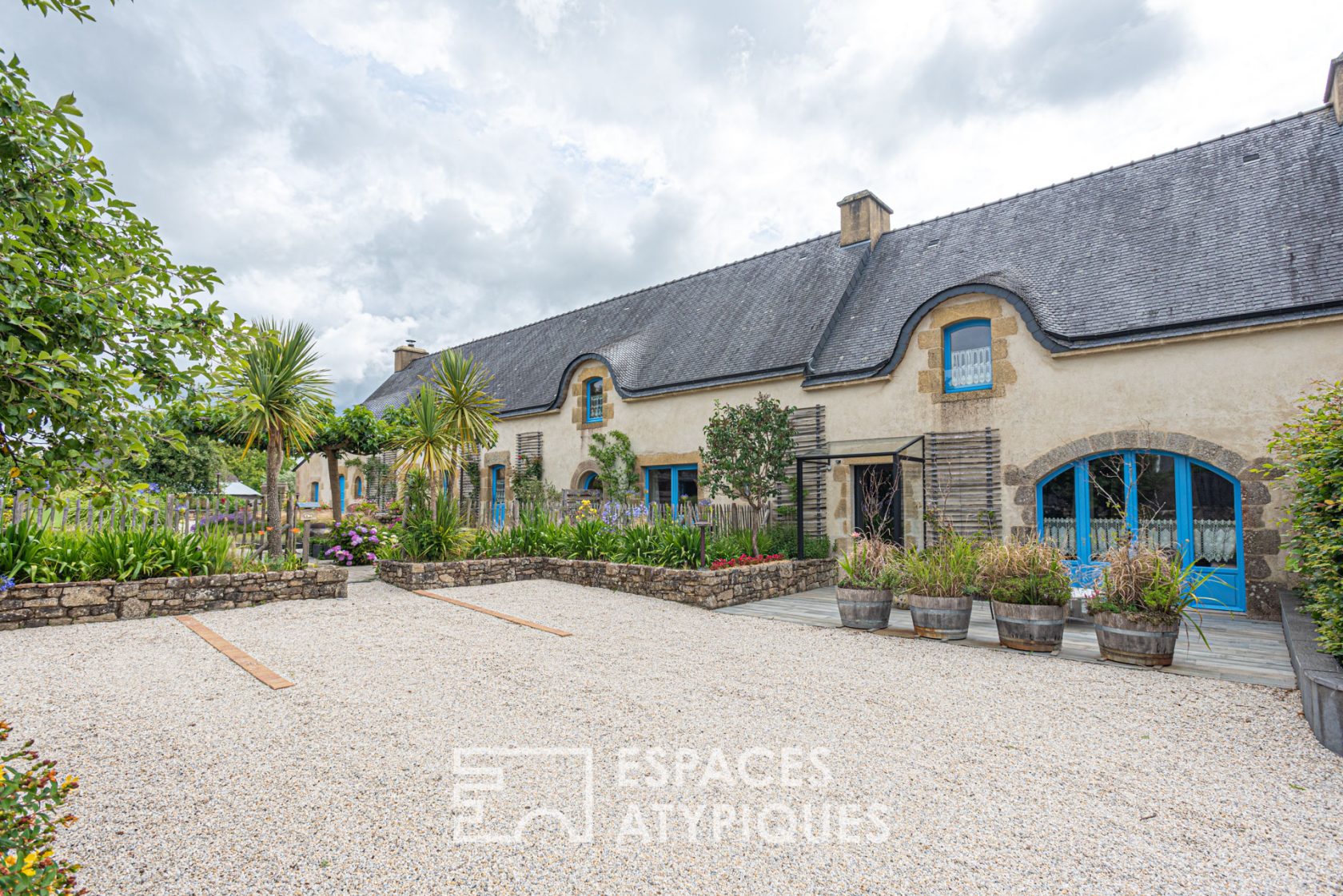 18th century property consisting of a renovated longhouse and cottages