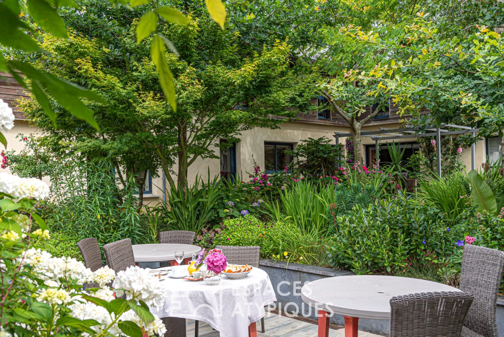 18th century property consisting of a renovated longhouse and cottages