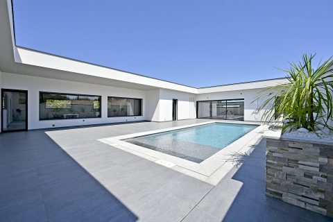 Bungalow with a sleek and contemporary design