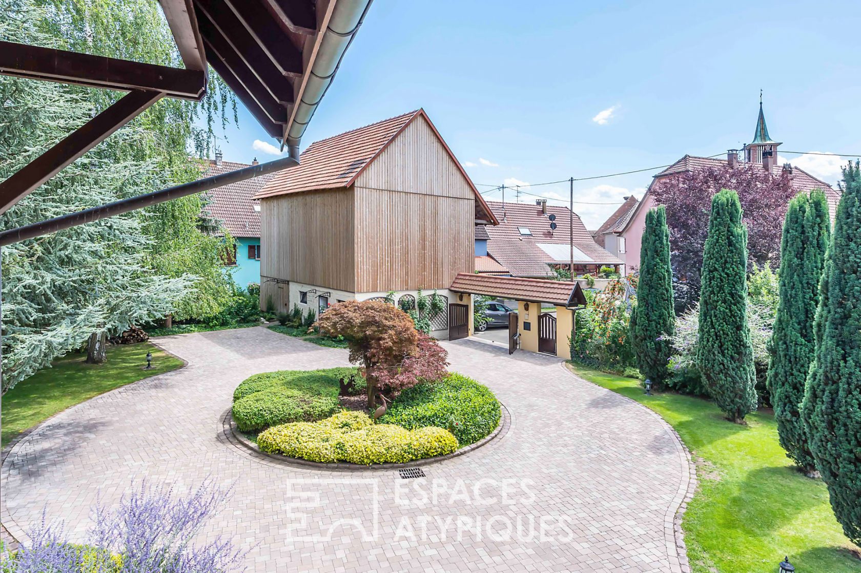 Luxury villa on the banks of the Ill river