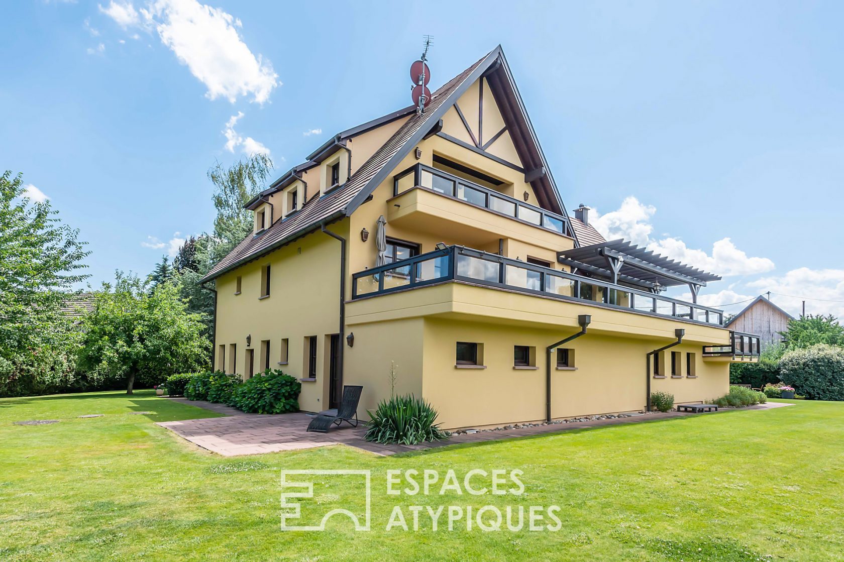 Luxury villa on the banks of the Ill river