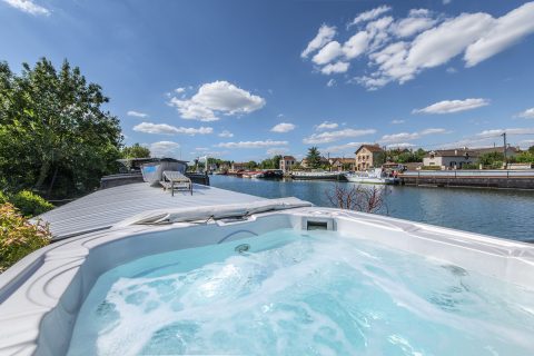 Péniche naviguante avec terrasse