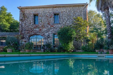 Elegant winegrower’s house with numerous outbuildings