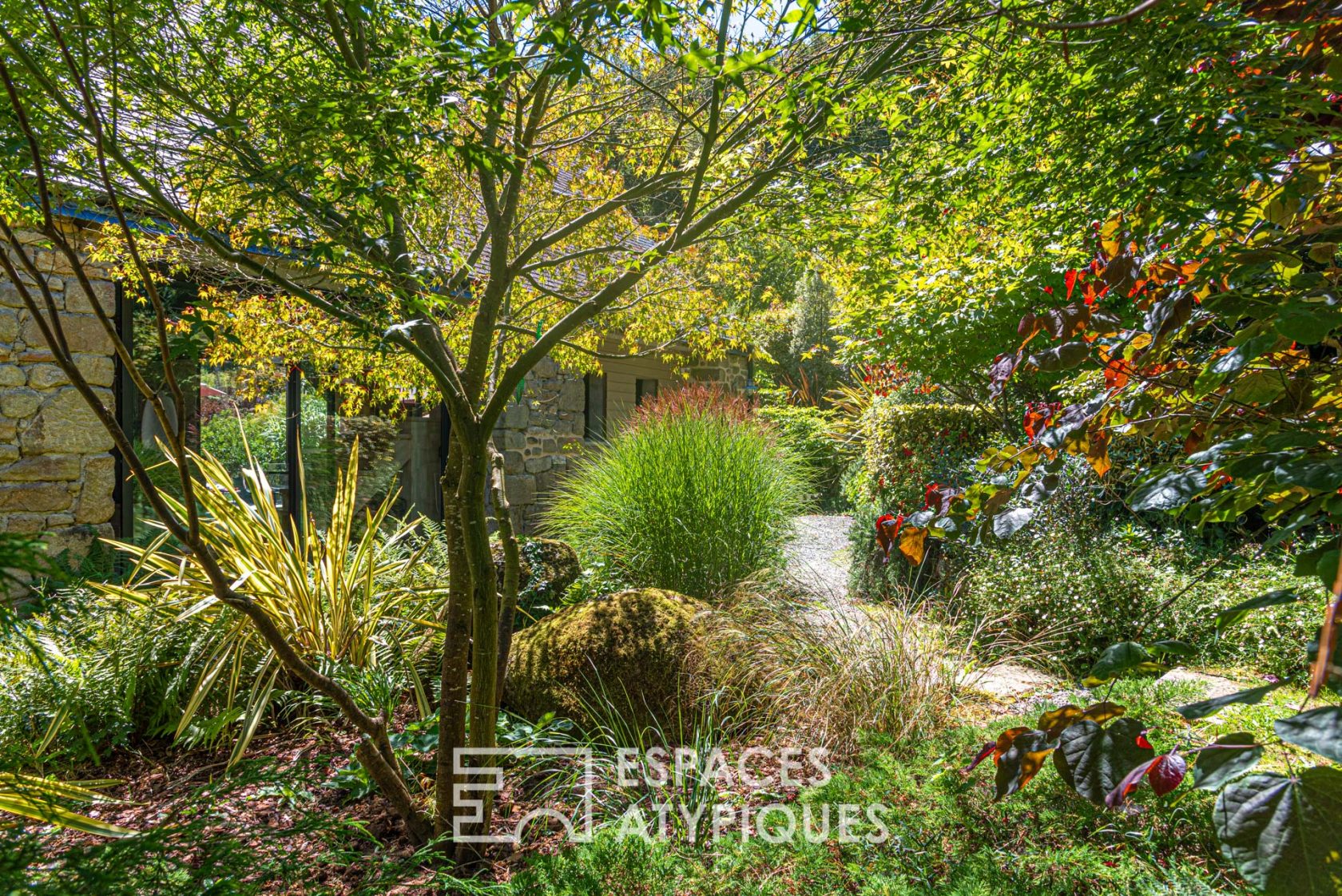 Loft house and its outbuildings in a thousand species enchanting park