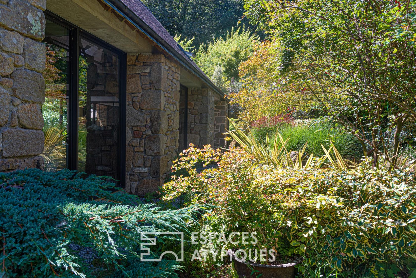 Loft house and its outbuildings in a thousand species enchanting park