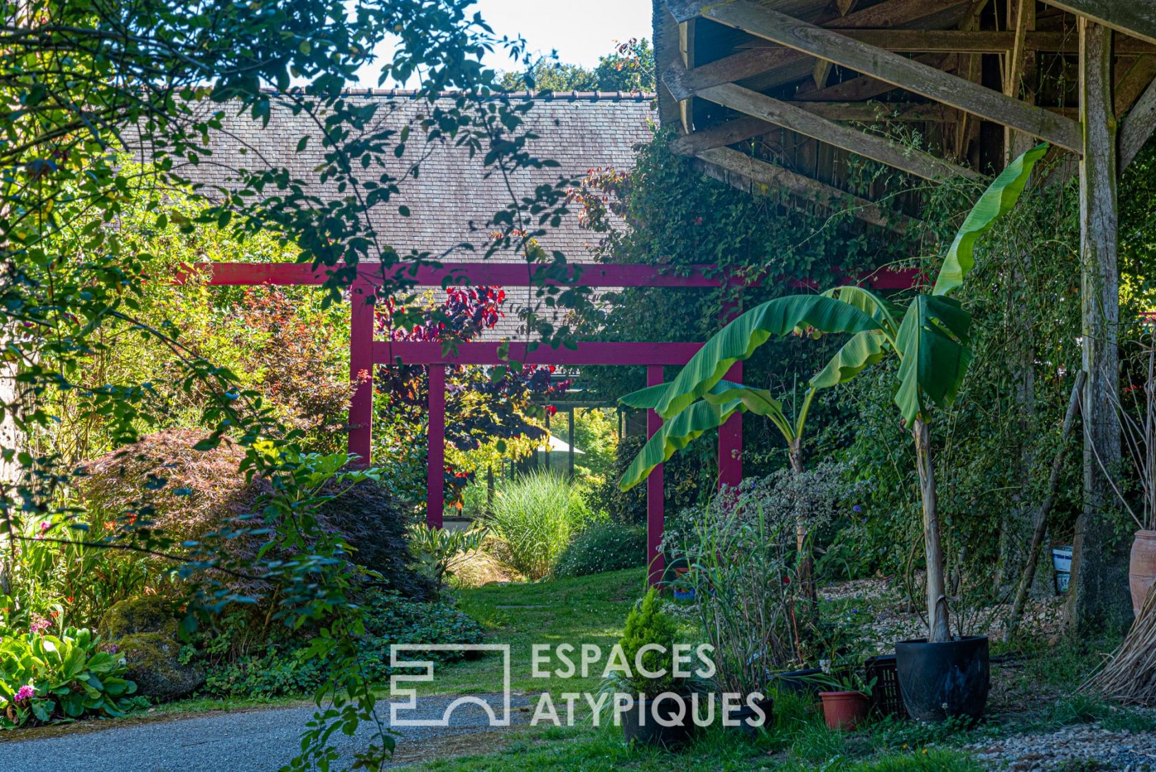 Loft house and its outbuildings in a thousand species enchanting park