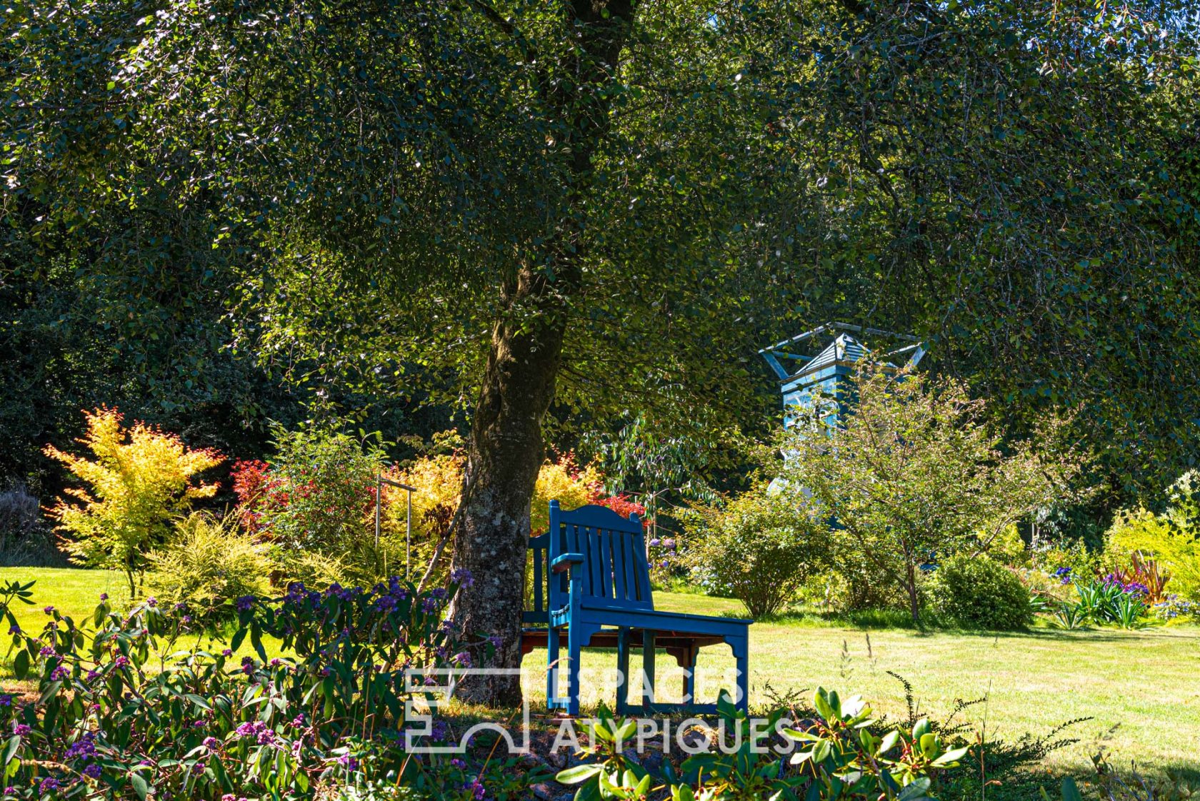 Loft house and its outbuildings in a thousand species enchanting park